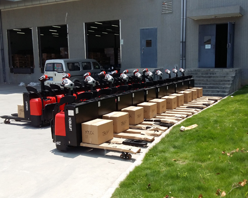 選(xuǎn)擇電動叉車(che)時需要考慮(lü)哪些關鍵因(yīn)素？如何根據(jù)實際需求進(jin)行合理選型(xíng)？