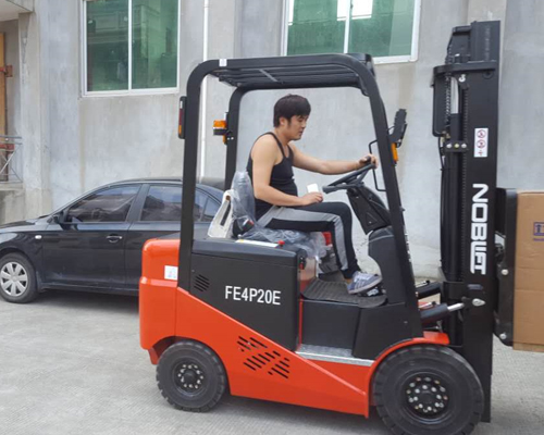 進(jìn)口啤酒批發(fā)點平衡重2噸(dūn)叉車客戶試(shì)車中