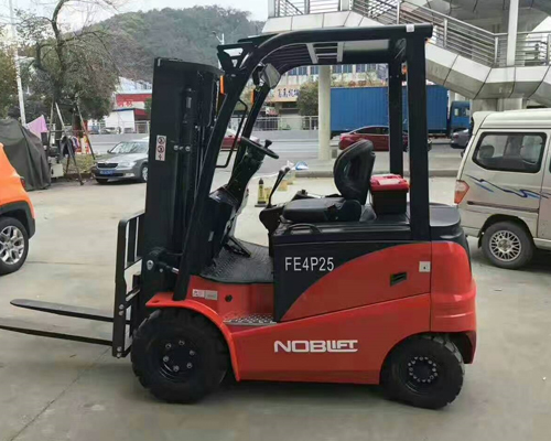 甯德(de)時代新能源(yuan)批量平衡重(zhong)電動叉車交(jiāo)車