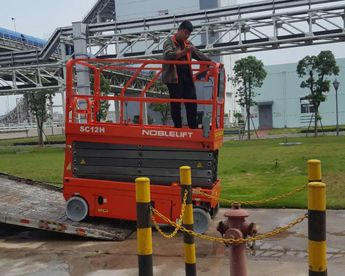 諾力剪叉(chā)式高空作業(yè)平台服役于(yu)莆田湄洲灣(wan)電廠